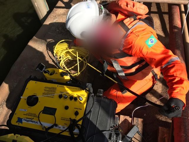 Operador na console de controle do ROV