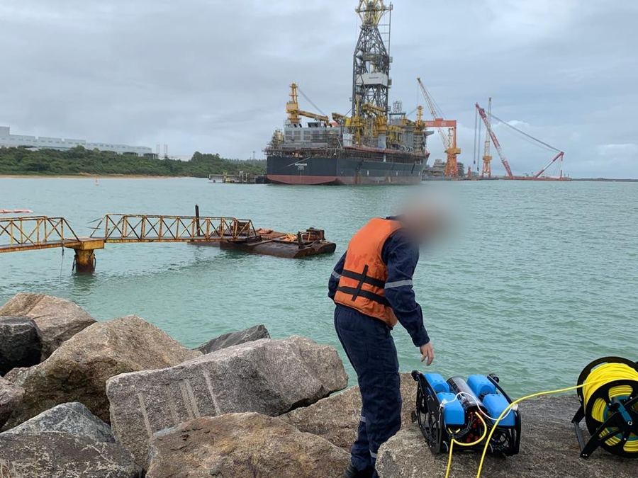 Operador preparando o ROV em enrocamento