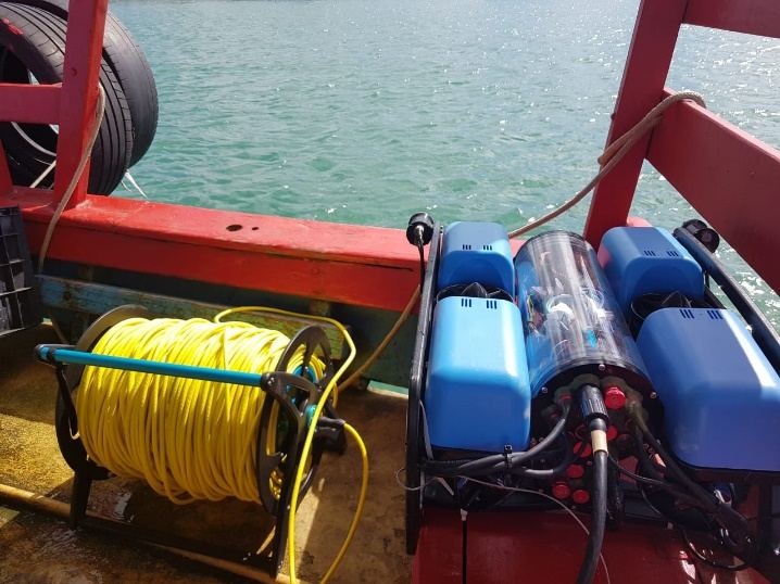 ROV e cabo umbilical a bordo da embarcação